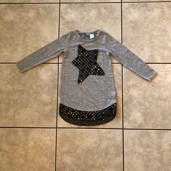 Girls Grey Shirt w/ Star Design and Black Jeggings Outfit - Picture 3 of 7